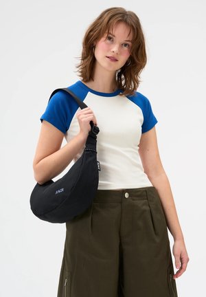 AEVOR, SLING BAG SMALL UNISEX - Umhängetasche - schwarz