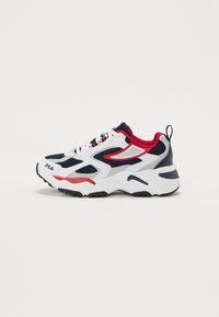 Sneaker z białą siateczkową cholewką, granatowymi akcentami, czerwonymi detalami i masywną szaro-skalą. Posiada system sznurowania z kontrastującym językiem.