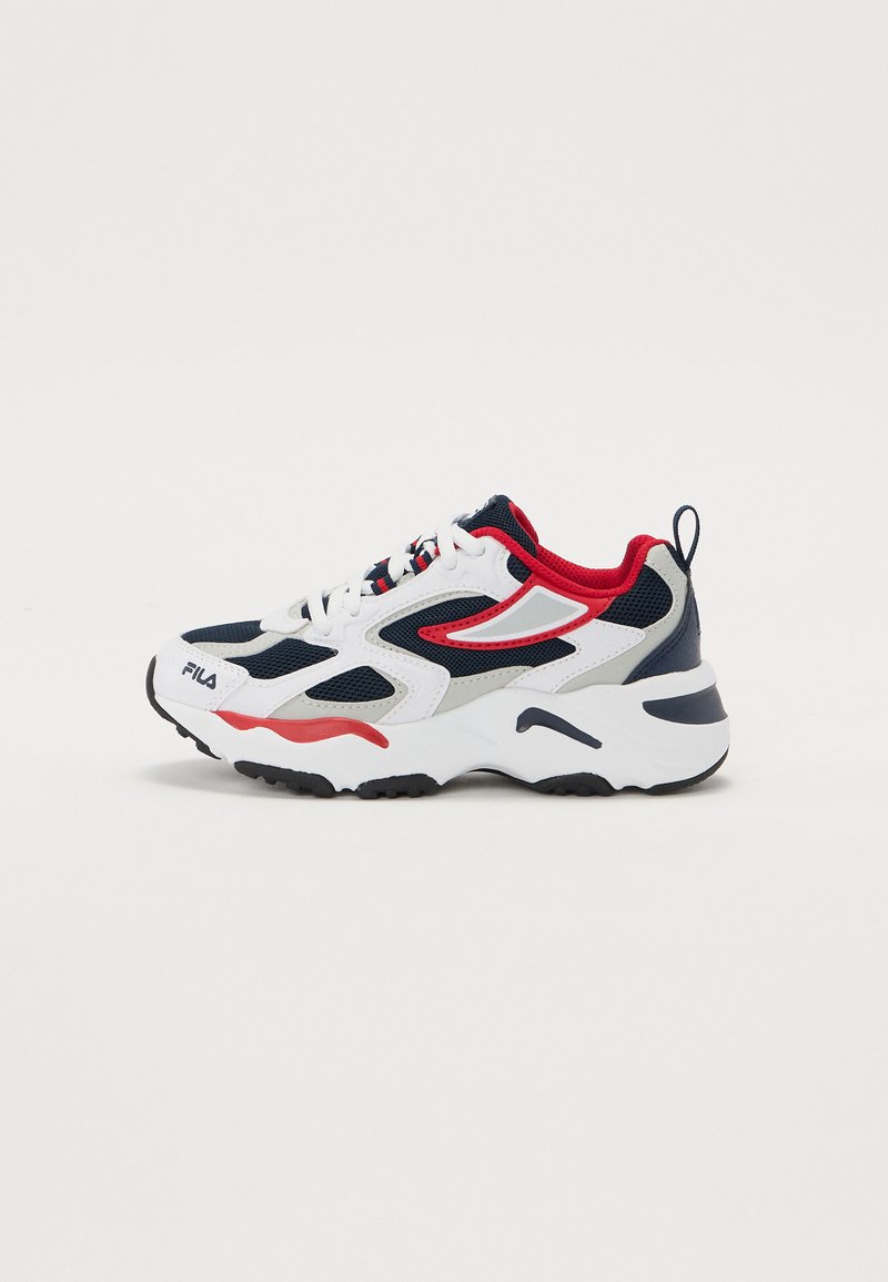 Sneaker z białą siateczkową cholewką, granatowymi akcentami, czerwonymi detalami i masywną szaro-skalą. Posiada system sznurowania z kontrastującym językiem.