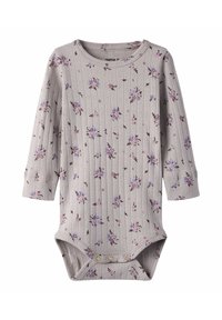 Jasnoszary body z długim rękawem o prążkowanej fakturze, z kwiatowym wzorem w odcieniach fioletu i różu oraz zatrzaskiwaniem u dołu.