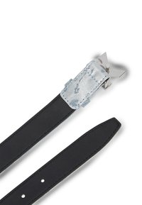 Černý kožený pásek s světle modrou denimovou sponou a stříbrnou trojúhelníkovou sponou na bílém pozadí.