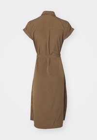 Robe chemise marron à manches courtes, col et taille ceinturée. Présente un dos ajusté et une longueur au genou. Texture de tissu lisse.