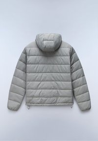 Veste matelassée grise avec capuche, présentant un design matelassé horizontal, des poignets élastiques, un ourlet ajustable et une texture lisse.