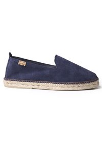 Tyrkysové semišové espadrilky s jute podešví, plochým tvarem a minimalistickým designem. Obsahují malou logo nášivku na straně.