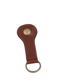 Porte-clés en cuir marron avec bouton rond en laiton et anneau métallique fixé en bas, isolé sur fond blanc.