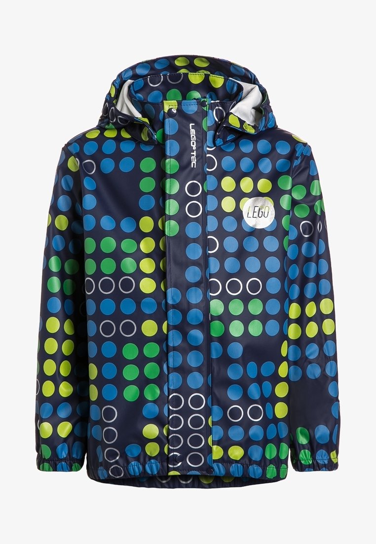 Námorní pláštěnka s kapucí v námořnické modré barvě, se širokými modrými, zelenými a bílými tečkami. Vyrobena z lesklého materiálu s elastickými manžetami a detaily loga LEGO.