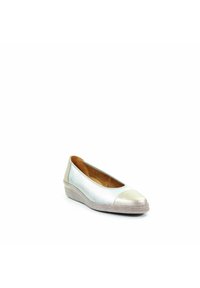 Bailarinas de metal plateado con punta redondeada, puntera de cuero beige, suela baja en cuña y textura suave. El interior presenta un revestimiento de aspecto madera.