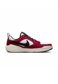 Zapatilla deportiva roja y blanca con detalles en negro, parte superior de malla, famoso logotipo de Nike, forma curvada, suela texturizada y tira de agarre en el talón.