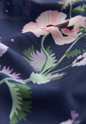 Gėlių raštuotas audinys su rožiniais ir violetiniais žiedais tamsiai mėlyname fone. Tekstūruota audimo struktūra su matomomis skaidulomis ir žaliais lapų akcentais.