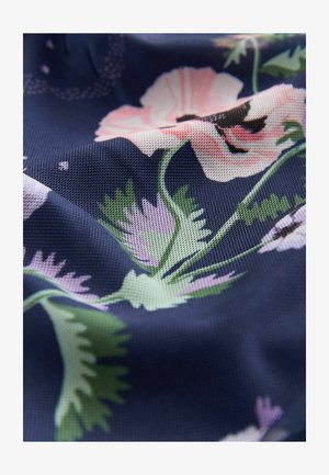 Stof med blomsterprint, der har pink og lilla blomster på en mørk marineblå baggrund. Teksturvæv med synlige fibre og grønne foliede accenter.