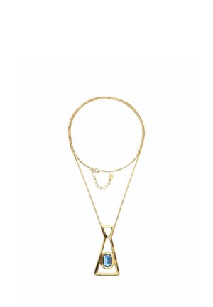 Collier chaîne en or avec un pendentif abstrait en forme de trapèze comportant une pierre précieuse bleue rectangulaire au centre.