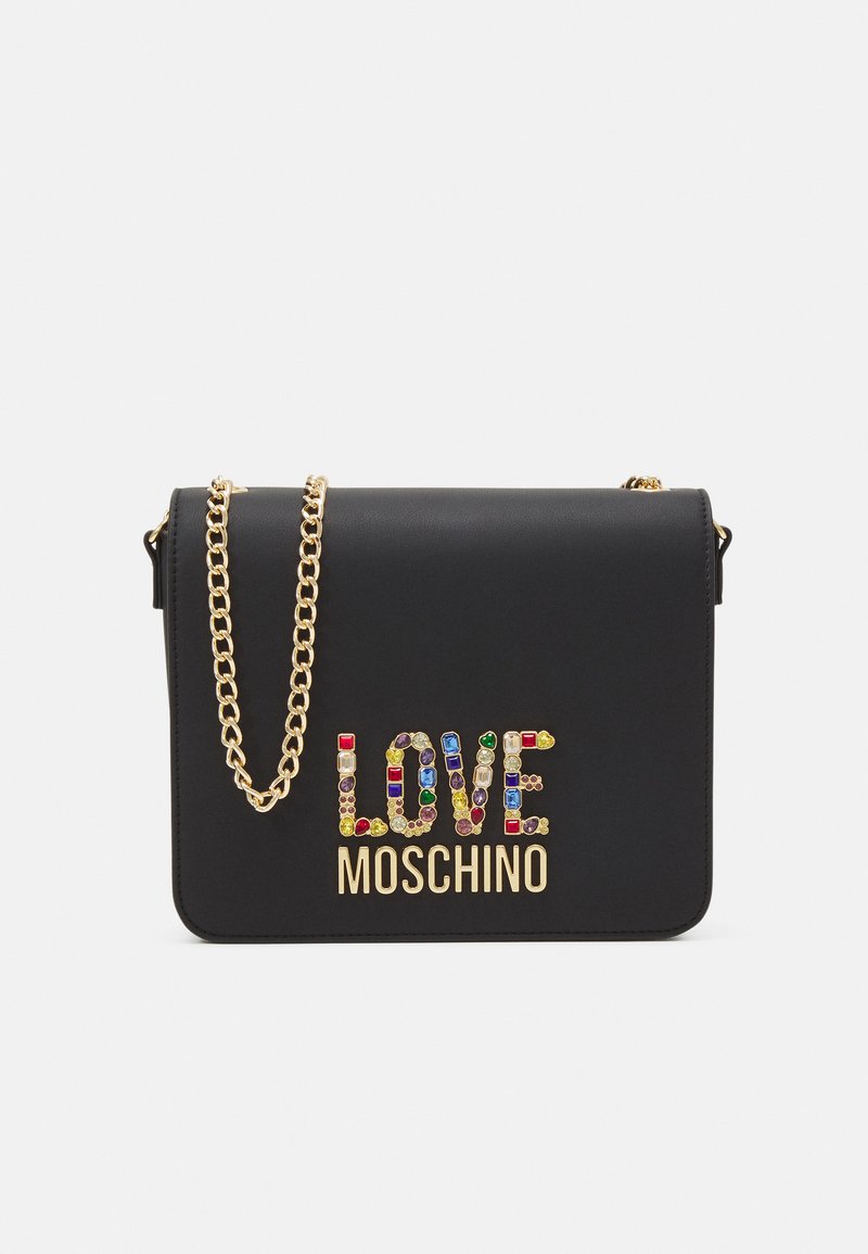 Borsa a tracolla in pelle sintetica nera con una tracolla in catena dorata. Presenta pietre preziose colorate che formano la scritta "LOVE MOSCHINO" sulla parte anteriore.