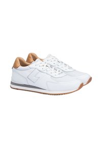 Baskets de sport blanches avec un dessus texturé, des accents marron clair, un système de laçage et une semelle en caoutchouc beige. Présente un logo sur le côté.