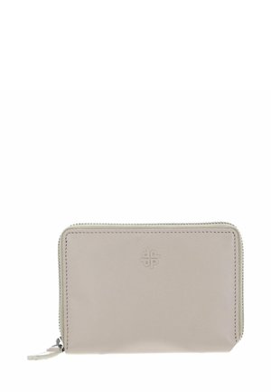 Portefeuille en cuir beige avec fermeture éclair, présentant des détails de couture subtils et un logo embossé sur le devant. Texture lisse.