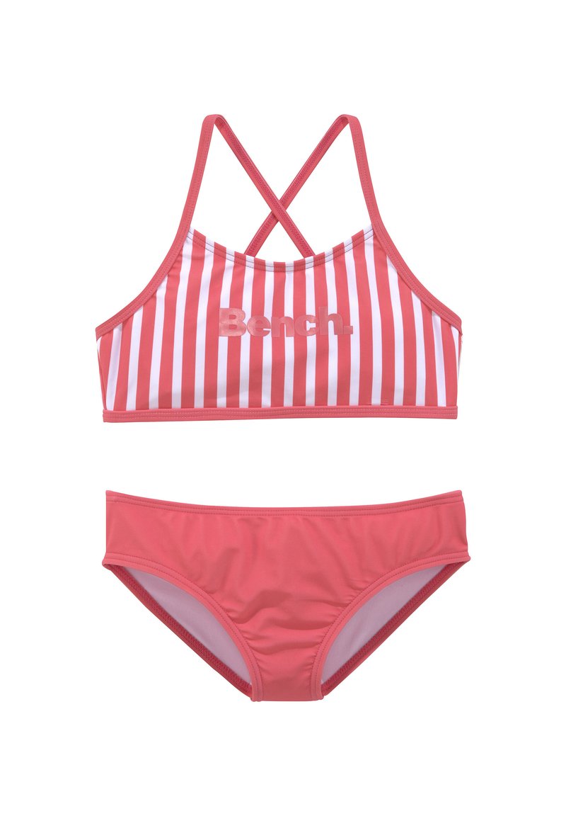Korall rosa bikini-set med hvite vertikale striper. Toppen har kryssende stropper og et sentrert "Bench."-logo. Mykt, elastisk materiale.