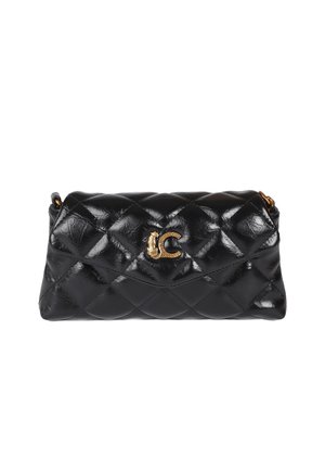 Sac à main noir matelassé avec une finition brillante. Présente un fermoir décoratif en or et des accents en or. Forme rectangulaire avec des bords arrondis.