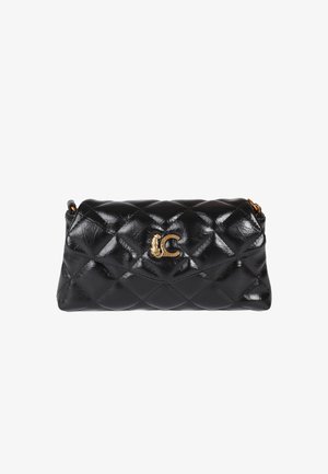 Schwarze gesteppte Handtasche mit glänzender Oberfläche. Verfügt über einen goldenen dekorativen Verschluss und Akzente. Rechteckige Form mit abgerundeten Kanten.