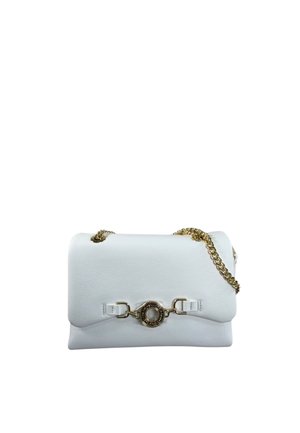 Borsa a mano in pelle bianca con tracolla a catena dorata e dettaglio fibbia rotonda dorata sulla patta anteriore.