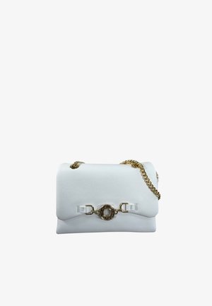 Bolso de mano de piel blanca con asa de cadena dorada y hebilla dorada circular en la solapa frontal.