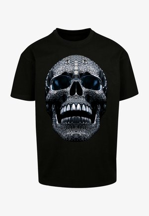 Schwarzes T-Shirt mit einem großen Grafikdesign eines silbernen Schädels, der detaillierte Texturen und glänzende Akzente auf der Oberfläche aufweist.