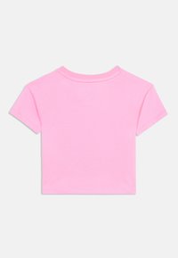 Μονόχρωμο παστέλ ροζ cropped t-shirt με κοντά μανίκια και στρογγυλή λαιμόκοψη, εμφανίζεται από πίσω με φόντο λευκό.