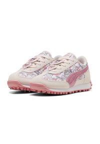 Jasnoróżowe sneakersy z teksturowanym zamszowym cholewką, z wzorzystym wzorem, różowymi akcentami i gumową podeszwą o dobrej przyczepności.