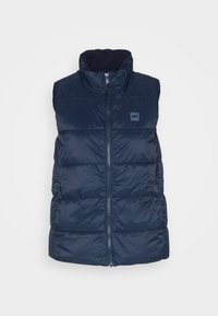 Granatowa kamizelka puchowa z wysokim kołnierzem, pełnym zamkiem z przodu i naszywką z logo; ma pikowane sekcje, które dodają tekstury i objętości.