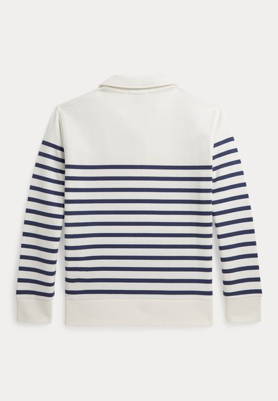 Πόλο με μακριά μανίκια σε λευκό χρώμα με μπλε οριζόντιες ρίγες, διαθέτει γιακά και ριμπ μανσέτες. Υλικό από βαμβάκι με ομαλή υφή.