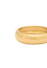 Kultainen rannekoru, jossa on sileä, heijastava pinta ja teksturoitu sisävuori. Kaareva muotoilu, jossa on leveä, yhtenäinen nauha.