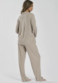 Loungeable LONG SLEEVE TRADTIONAL AND LONG PANT - Nachtwäsche Set - OATMEAL
