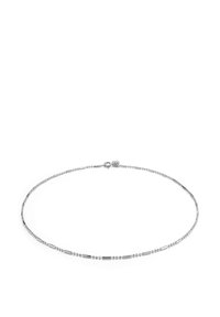 Collar de plata con eslabones alternos cilíndricos y esféricos, con una textura lisa y cierre de broche.