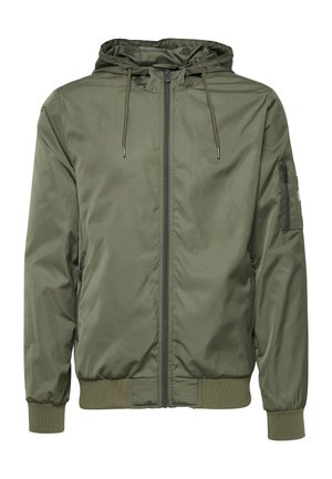 Veste à capuche vert olive avec fermeture éclair sur le devant, cordons de serrage, poignets et bas côtelés, poches latérales et poche zippée sur la manche.