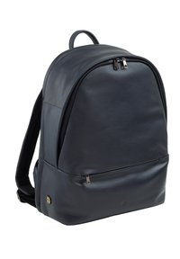 Mochila de cuero azul oscuro con parte superior redondeada, cierre de cremallera y un bolsillo frontal. Presenta correas negras acolchadas y una textura suave.