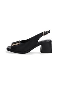 Escarpin noir à bride arrière avec un talon bloc, bout ouvert et accent métallique à l'avant. Matériau lisse et design minimaliste.