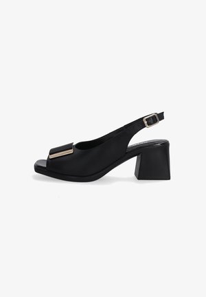 Sort slingback højhælet sko med blokhæl, åben tå og metallisk accent foran. Glat materiale og minimalistisk design.