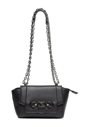 Borsa a mano in pelle nera con tracolla a catena argento, patta frontale con accenti metallici geometrici e chiusura a zip su sfondo bianco.