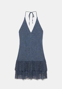 Robe courte bleu halter avec col en V, motif abstrait de perles et ourlet à volants superposés.