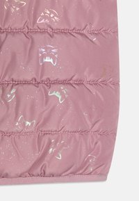 Polsternde pinke Jacke mit glänzenden Katzenkopf-Mustern und subtilen Glitzerpartikeln, ausgestattet mit gestickten Abschnitten und einer glatten Textur. Wasserabweisendes Material.