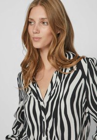 VILA V AUSSCHNITT - Blusa - black