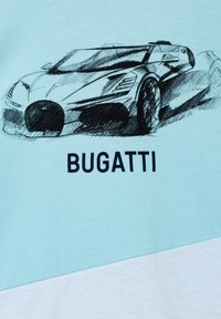 T-shirt azzurro chiaro con un disegno nero di una vettura sportiva Bugatti e il testo "BUGATTI" sottostante in lettere nere in grassetto.