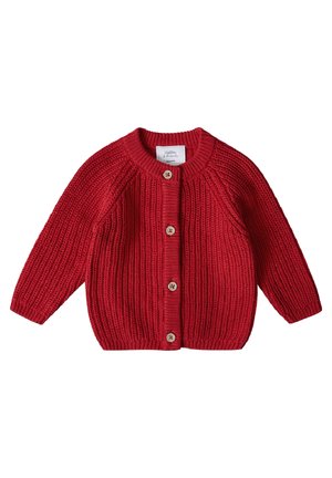 Cardigan rouge en maille pour bébé, à manches longues, avec quatre boutons beige sur le devant, présentant un motif côtelé et un col rond.