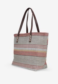 Borsa a tracolla intrecciata con manici in pelle marrone, caratterizzata da strisce multicolori in rosso, bianco e giallo. Texture liscia, forma rettangolare.