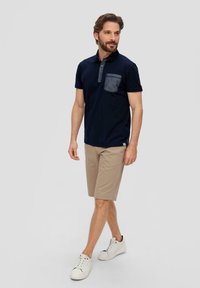 s.Oliver BERMUDA PHOENIX REGULAR FIT  TAILLE MI-HAUTE STRAIGHT LEG - Shorts - sandstein