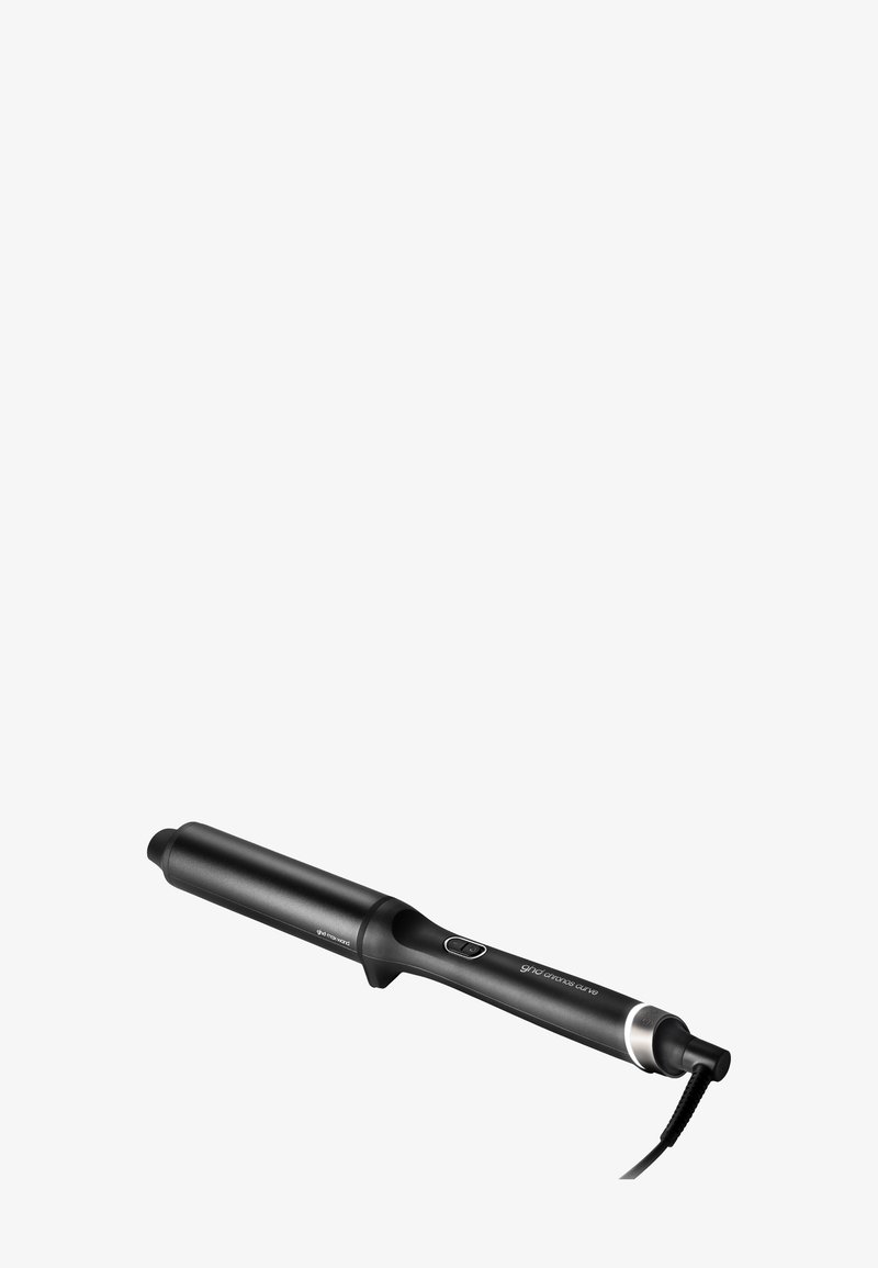 Lokówka do włosów z matowym czarnym wykończeniem; wydłużona obudowa, cylindryczny cylinder, przycisk do uruchamiania oraz końcówka odporna na ciepło.