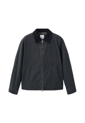 Musta takki, jossa on vetoketjusuljenta edessä, levitetty kaulus ja kaksi sivutaskua. Valmistettu sileästä materiaalista, rento istuvuus.