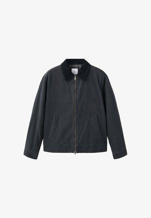 Jachetă neagră cu fermoar frontal, guler întins și două buzunare laterale. Fabricată dintr-un material neted, cu croială lejeră.