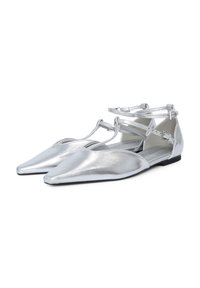 Scarpe ballerine argentate a punta con doppie cinghie alla caviglia e fibbie, caratterizzate da un design a T e un tacco basso nero.