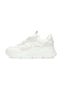 Baskets de sport blanches en cuir et suède, dotées d'une semelle épaisse, de lacets et de panneaux texturés. Design épuré et moderne avec des accents minimalistes.