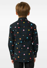 Maglietta nera a maniche lunghe con un motivo a labirinto di Pac-Man, caratterizzata da fantasmi colorati, pallini e elementi di gioco in tonalità vivaci.