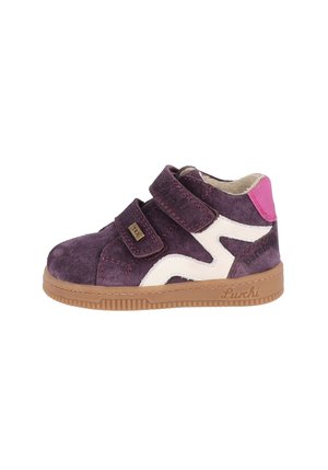 Scarpa da bambino in camoscio viola con dettagli laterali bianchi, toppa rosa sul tallone, suola in gomma marrone e due cinturini regolabili con velcro.